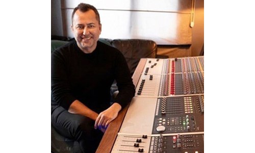 OZAN ÇOLAKOĞLU  (DAVUL, TUŞLULAR)